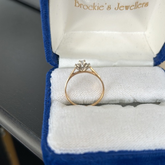 Diamond ring excellent condition 4 diamonds surround a larger one, so pretty - Picture 2 of 4